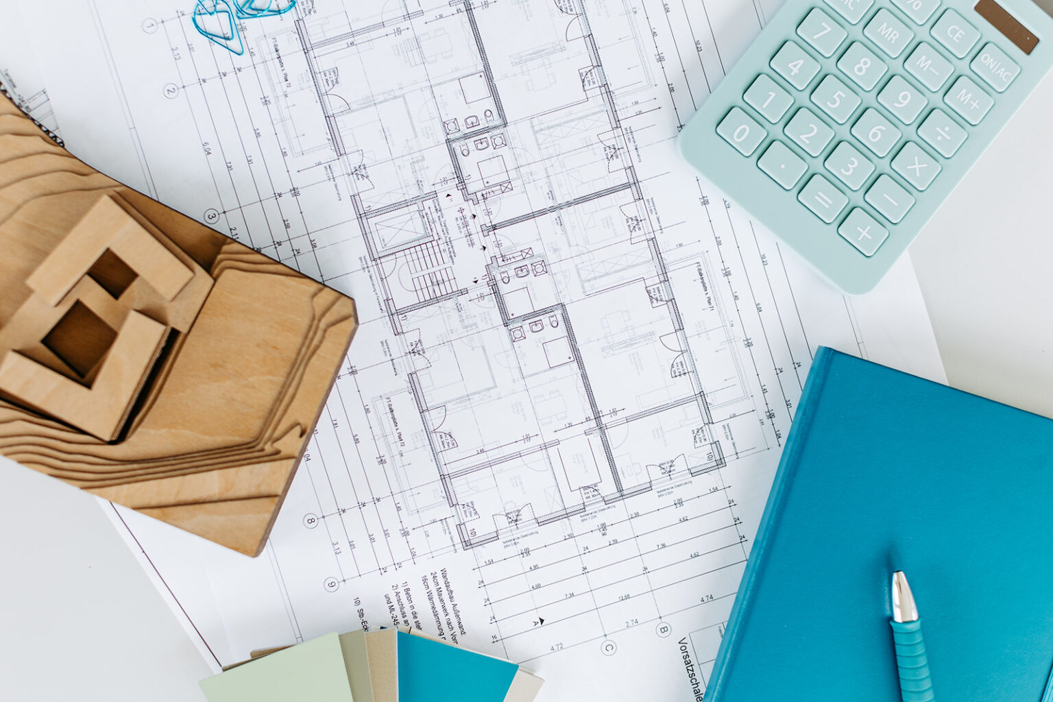 Flatlay mit Bauplan