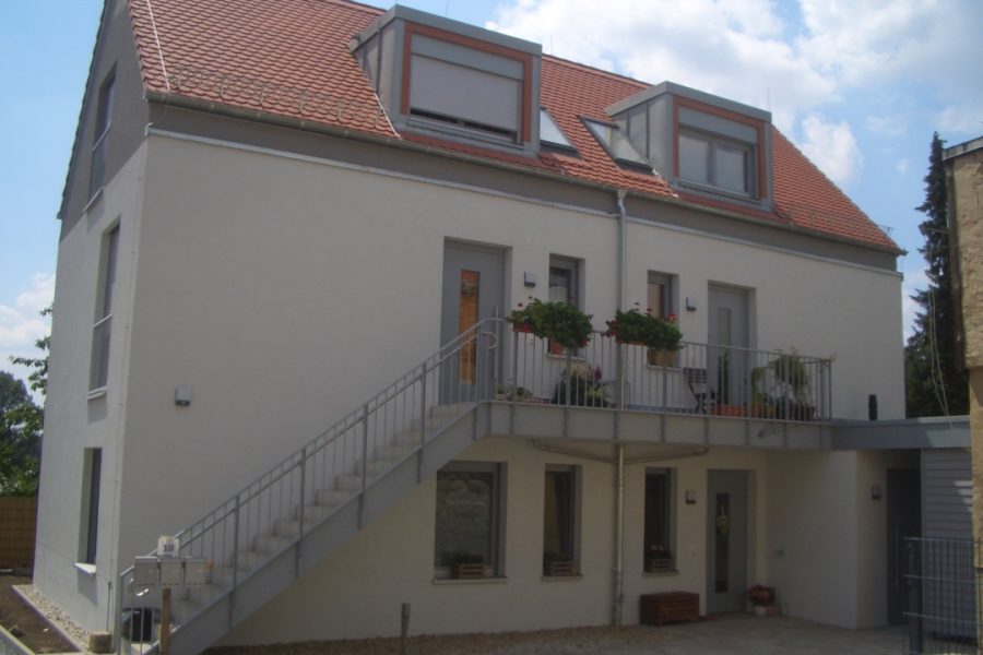 Neubau mit Zugang über Außentreppe.