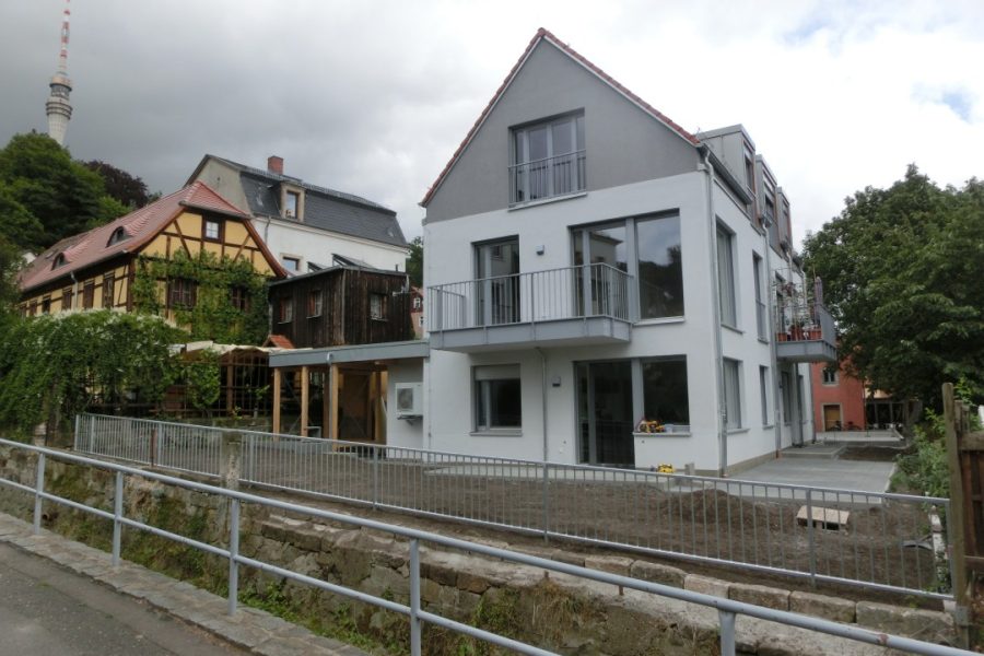 Neubau mit Carport neben dran.