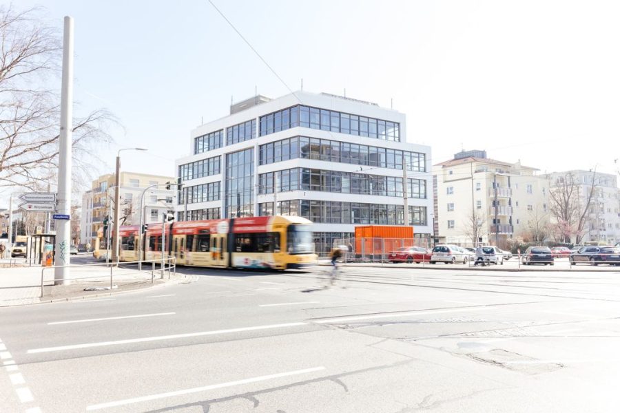 Neubau Laborgebäude mit Straßenbahn davor