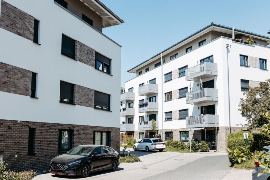 Neubau mit Balkonen und Dachterrasse
