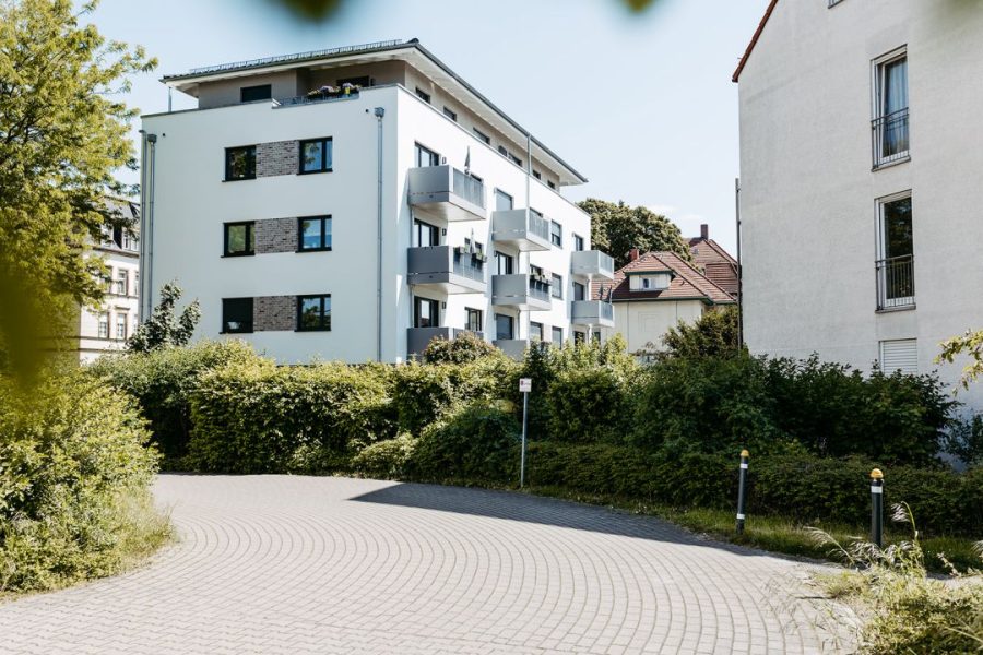 Neubau mit Balkonen und Dachterrasse