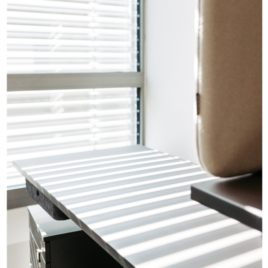 Licht und Schatten durch ein Fenster