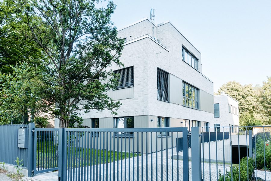 Blick über den Zaun zum Wu8 GmbH Gebäude