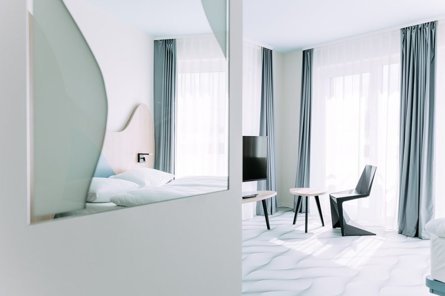 Hotelzimmer mit Spiegel.